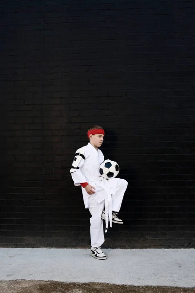 Menino Vestindo Quimono Com Futebol — Fotografia de Stock