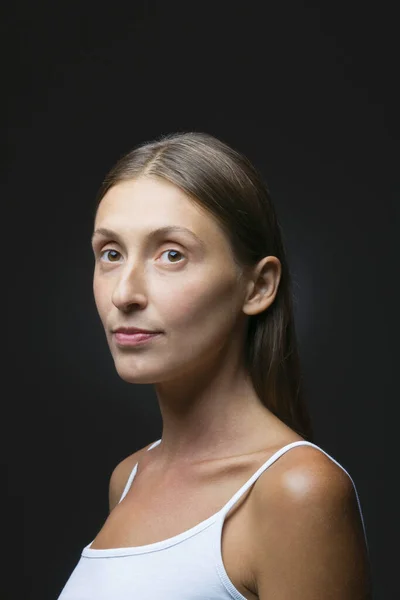若い女性のスタジオ肖像画 — ストック写真