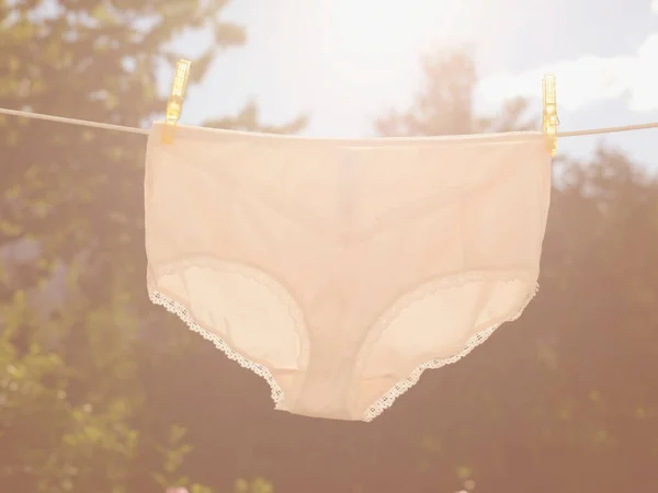 Vrouw Draagt Kleding Waslijn Onder Zon — Stockfoto