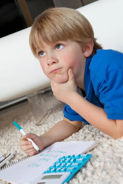 Chlapec Uvažuje Zatímco Dělá Domácí Úkoly Domě — Stock fotografie