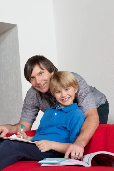 Portrait Père Heureux Aidant Son Fils Faire Ses Devoirs — Photo