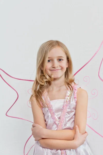 Kolları Renkli Arka Planda Çaprazlanmış Mutlu Bir Genç Kızın Portresi — Stok fotoğraf