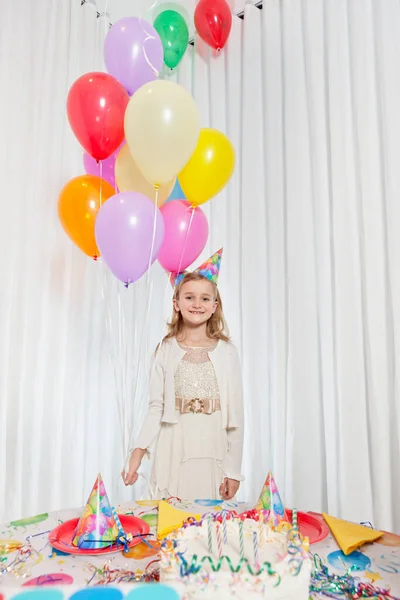 Portret Van Een Gelukkig Meisje Met Feestballonnen Met Taart Tafel — Stockfoto