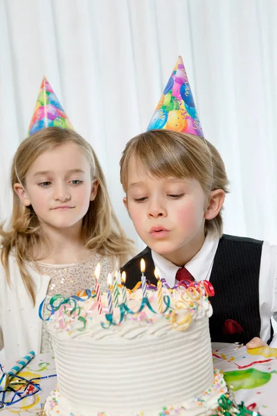 Soeur Regarder Pendant Anniversaire Garçon Souffler Des Bougies Sur Gâteau — Photo