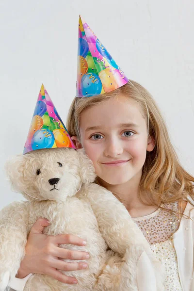 Retrato Uma Menina Feliz Usando Chapéu Festa Com Brinquedo Macio — Fotografia de Stock