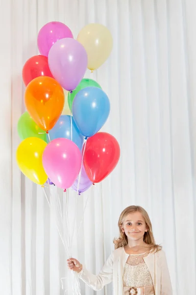年轻的生日女孩拿着派对气球站在那里的画像 — 图库照片