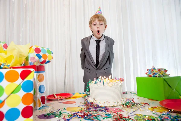 Pré Adolescent Anniversaire Garçon Souffler Des Bougies Sur Gâteau — Photo