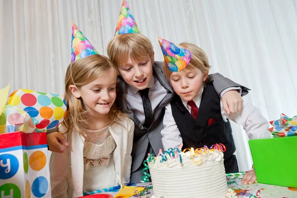 Brothers Sister Wearing Party Hat Looking Birthday Cake Together — Stock Photo, Image