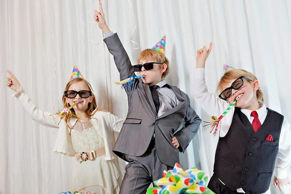 Geschwister Mit Sonnenbrille Und Party Puffer Mund Tanzen — Stockfoto