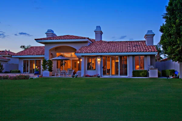 Facade Luxurious Villa Lawn Foreground — Stock Photo, Image