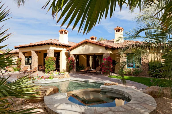 Luxe Villa Met Zwembad Voorgrond — Stockfoto
