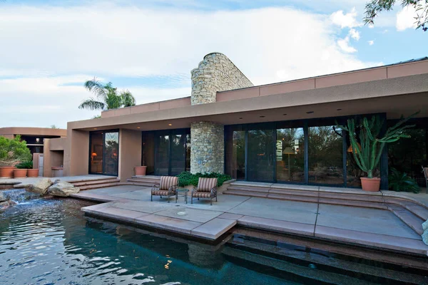 Chaise Extérieure Dans Patio Bord Piscine Dans Une Villa Luxe — Photo