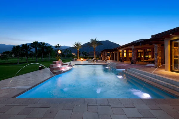 Piscine Avec Fontaine Extérieur Manoir Luxueux — Photo