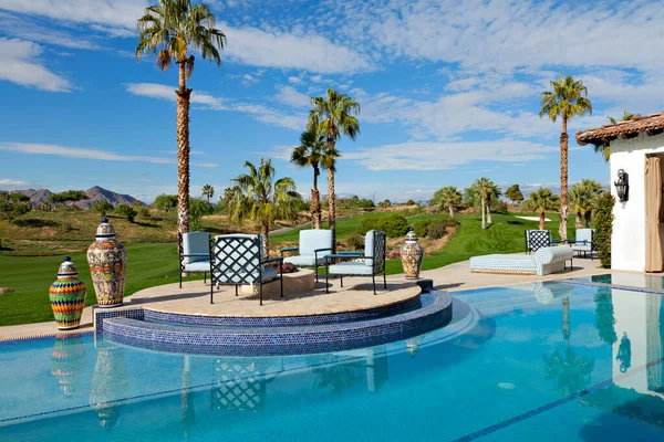 Muebles Asientos Aire Libre Junto Piscina Con Paisaje Fondo —  Fotos de Stock