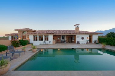 Önünde yüzme havuzu olan lüks villa manzarası