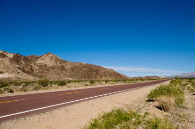Uzak Kelbaker Yolu 'nu açık mavi gökyüzünün altında görüntüle