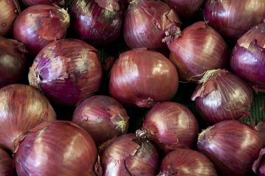 Piyasada kırmızı soğanın yakın plan görüntüsü