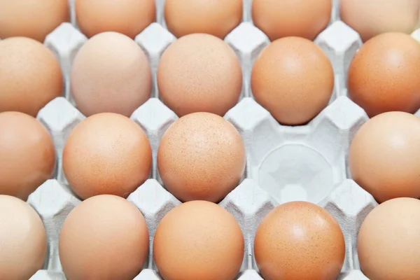 Kutuda Içi Boş Kahverengi Yumurtaların Tam Kare Görüntüsü — Stok fotoğraf