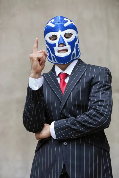 Mladý Podnikatel Proužky Oblek Wrestling Maska Směřující Nahoru Přes Šedé — Stock fotografie