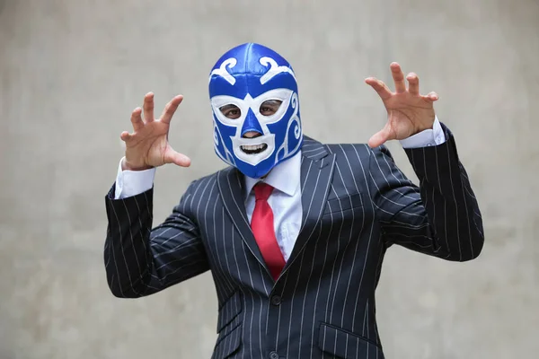 Jonge Zakenman Gebaren Worstelen Masker Pinstripes Pak Grijze Achtergrond — Stockfoto