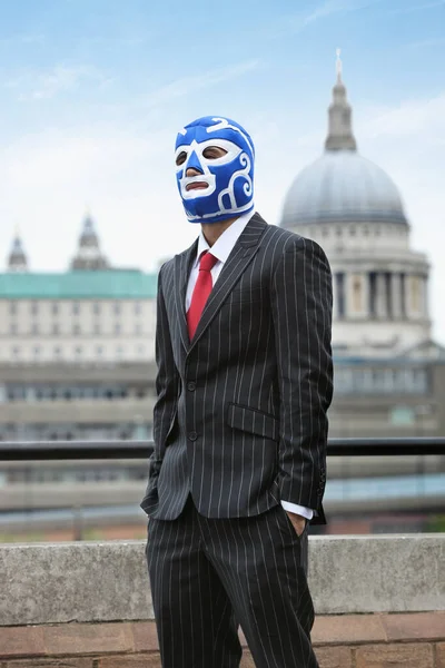 Ung Affärsman Bär Brottning Mask Mot Pauls Cathedral — Stockfoto