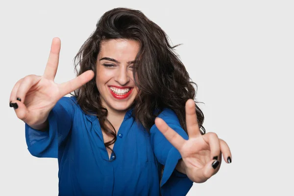 Happy Young Woman Gesturing Victory Sign Gray Background — Stock Photo, Image