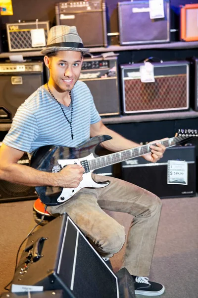 Portrait Happy Customer Playing Electric Guitar Music Store — Stock Photo, Image