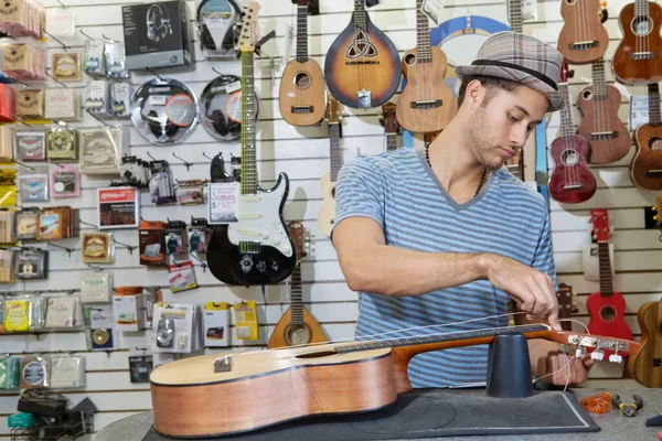 Joven Dueño Tienda Música Restringiendo Guitarra — Foto de Stock