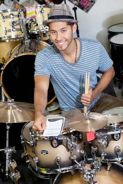 Ritratto Giovane Cliente Con Drum Set Negozio Musica — Foto Stock