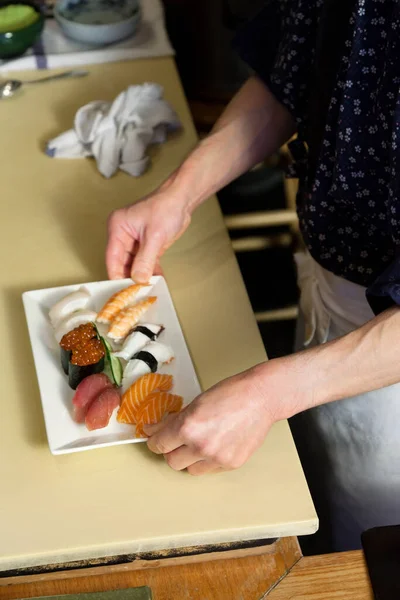 Sección Media Del Chef Sosteniendo Bandeja Sushi Japonés Restaurante — Foto de Stock