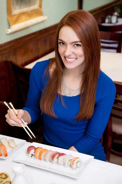 Retrato Uma Jovem Mulher Feliz Comendo Sushi Restaurante Japonês — Fotografia de Stock