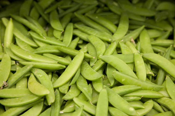 Gros Plan Sur Les Pois Verts Dans Marché Fermier — Photo