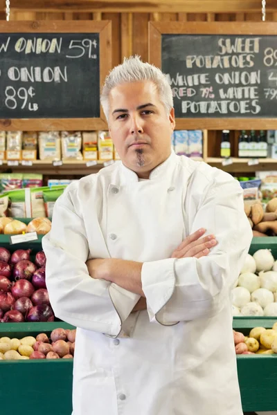 Retrato Chef Confiante Com Braços Cruzados Mercado — Fotografia de Stock