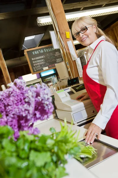 Porträtt Senior Anställd Vid Kassan Marknaden — Stockfoto