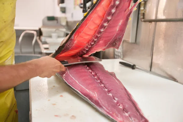 Человек Режет Рыбу Кухонным Ножом — стоковое фото