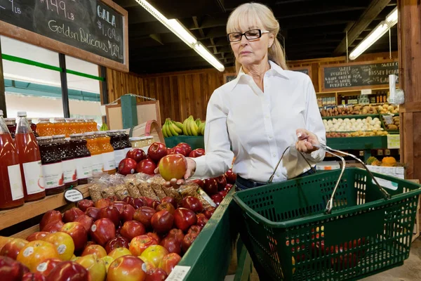 Seniorin Kauft Auf Markt Nach Äpfeln — Stockfoto