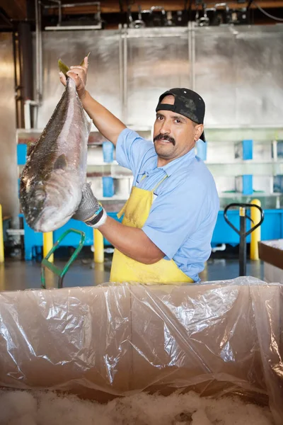 Portrét Zralého Obchodníka Rybami Držícího Lososy — Stock fotografie