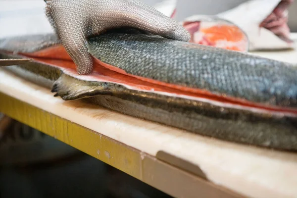 Primo Piano Della Mano Dell Uomo Con Affettare Pesce Salmone — Foto Stock