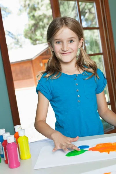 Retrato Una Niña Pintando Con Dedo Sobre Papel Mesa —  Fotos de Stock