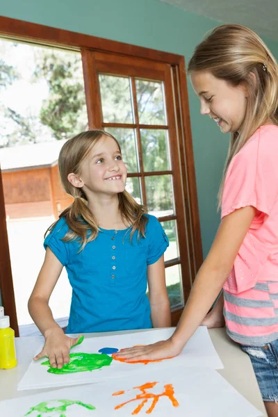 Glückliche Junge Schwestern Machen Handabdrücke Auf Papier — Stockfoto