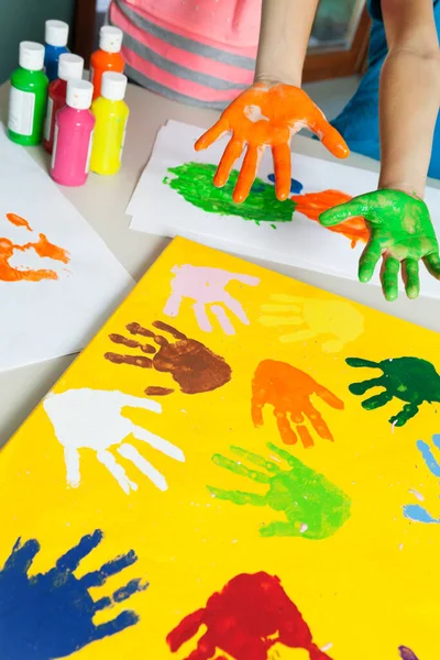 Close Mãos Cobertas Tinta Impressões Mãos Coloridas Papéis — Fotografia de Stock