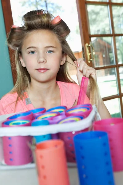 Kleines Mädchen Steckt Rollen Ins Haar — Stockfoto