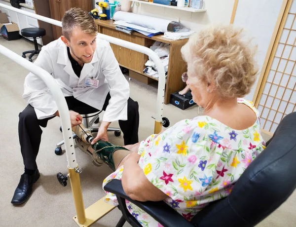 Paziente Dotato Una Gamba Protesica — Foto Stock