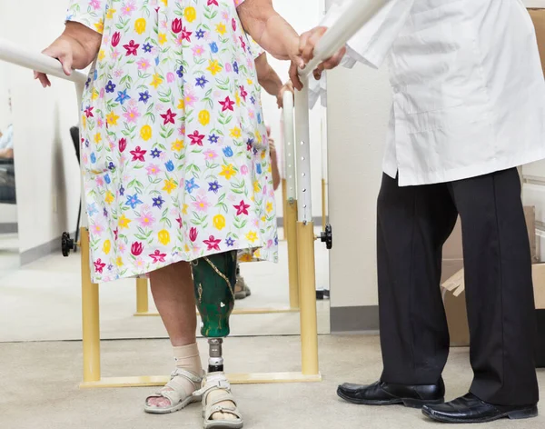 Low Section Female Patient Being Assisted Technician — Stock Photo, Image