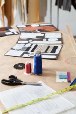 Moda tasarım malzemeleri tasarım stüdyosunda.