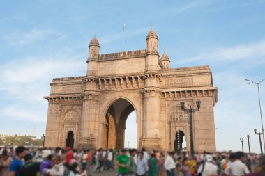 Hindistan Kapısı 'ndaki insanlar, Mumbai' nin turistik bölgesi ve en ünlü şehir simgesi.