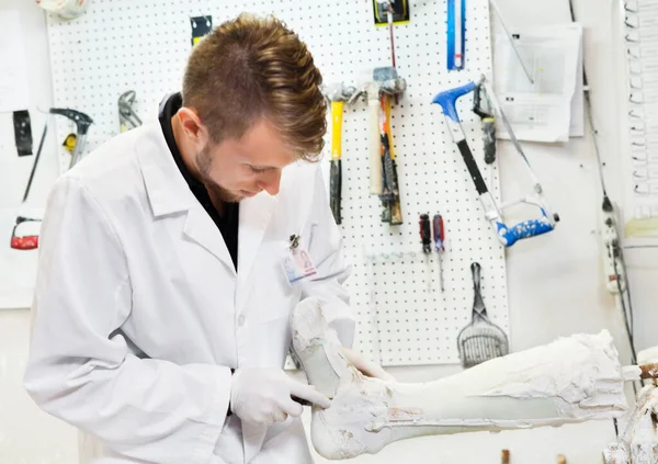 Junger Männlicher Arbeiter Arbeitet Werkstatt Prothese — Stockfoto