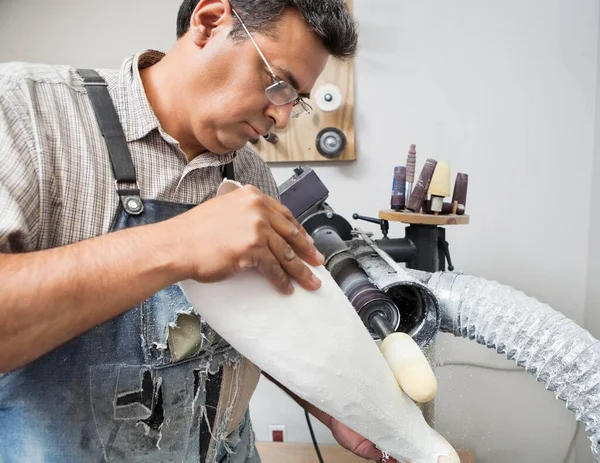 Mužský Dělník Leští Protetické Končetiny — Stock fotografie