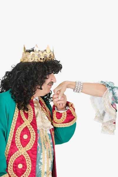 大国王在灰色背景下亲吻女王的手 — 图库照片