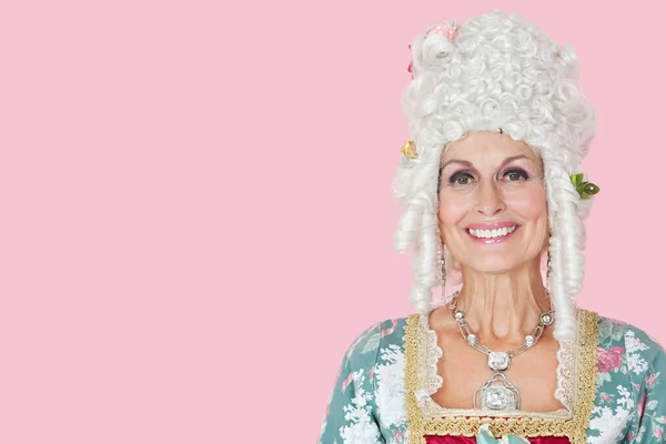 Portret Van Vrolijke Senior Queen Tegen Roze Achtergrond — Stockfoto